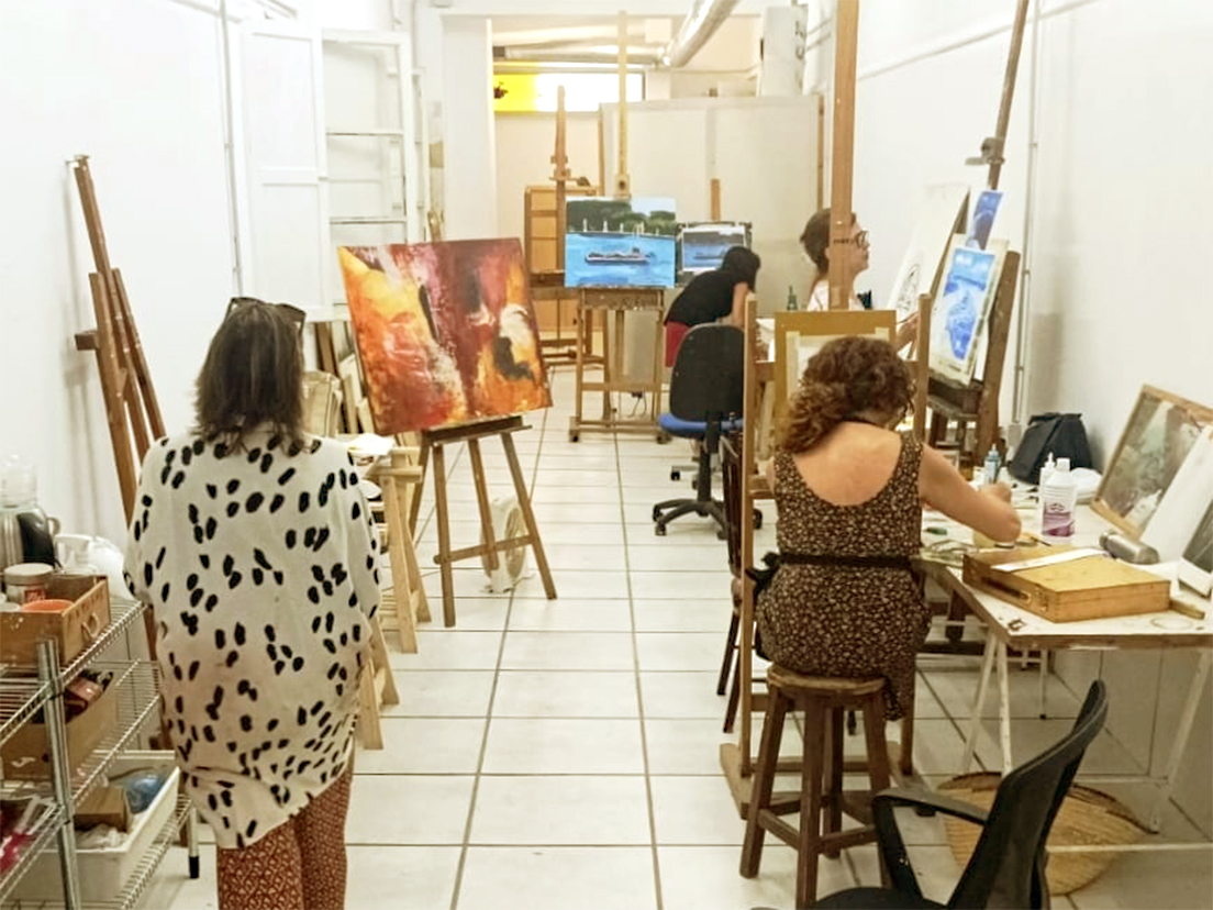 Clase de dibujo y pintura en el taller PANEA de Sevilla