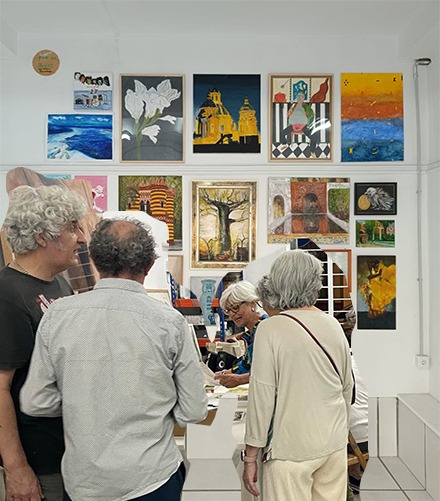portada exposiciones Alumnado y visitantes durante una exposición en PANEA
